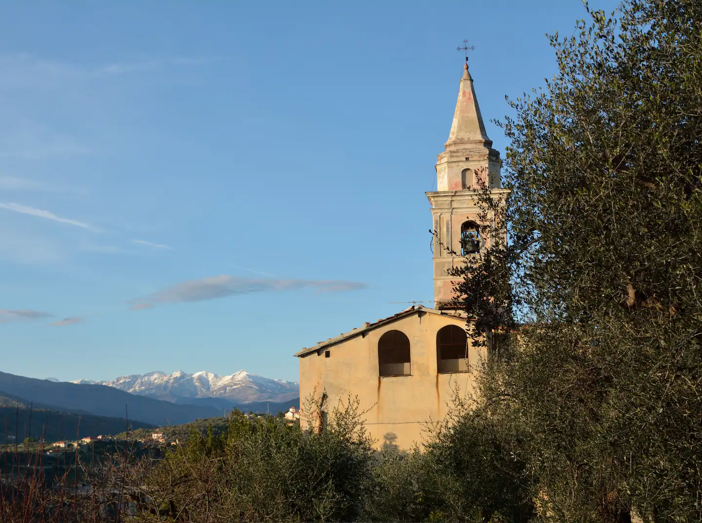 Le Alpi Marittime e la chiesetta di San Luca